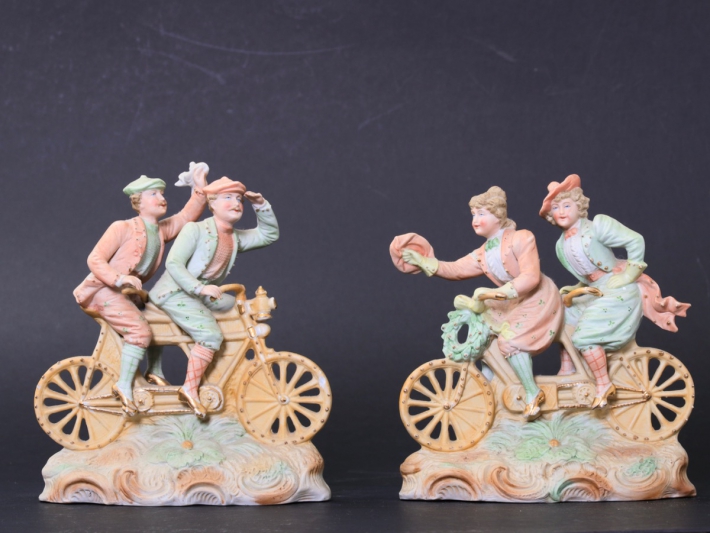 For sale: LES DANDYS ET ET ELEGANTES A BICYCLETTE TANDEM - PAIRE DE BISCUITS POLYCHROME