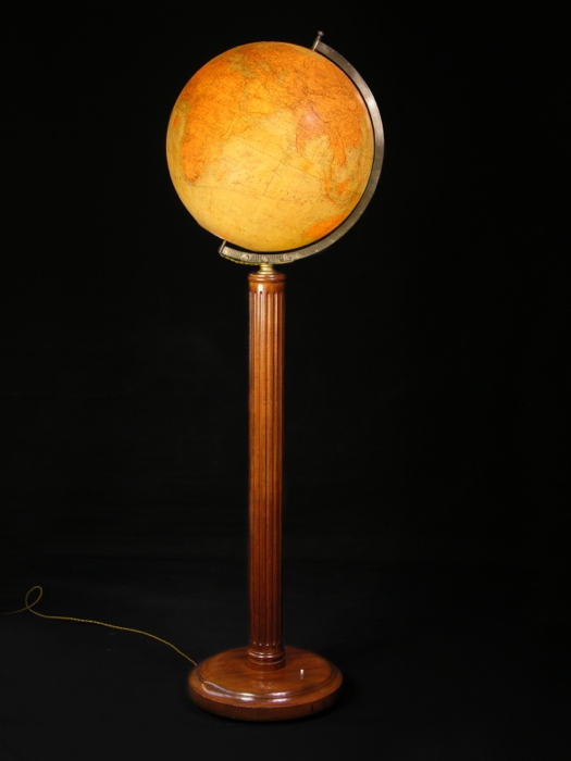 For sale: GLOBE TERRESTRE D AGENCE  EN VERRE  SUR PIETEMENT ACAJOU HAUTEUR D HOMME