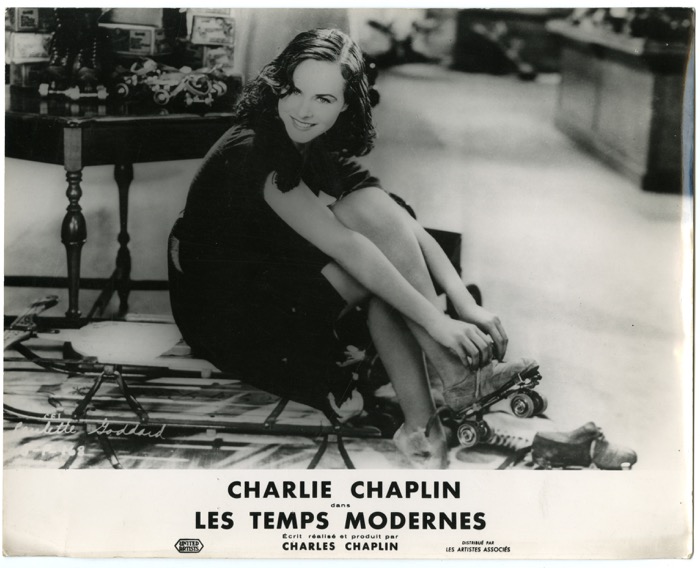 PHOTO NOIR ET BLANC FILM LES TEMPS MODERNES CHARLIE CHAPLIN ET PAULETTE  GODDARDPhotographs from CHAPLIN SPENCER Charles ( 1889 - 1977 )
