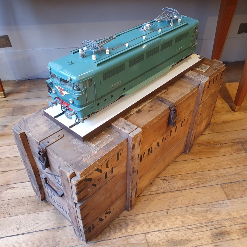 For sale: LOCOMOTIVE ELECTRIQUE BB 16500 ARMA-CAISSE DE TRANSPORT EN BOIS MARQUAGE SNCF