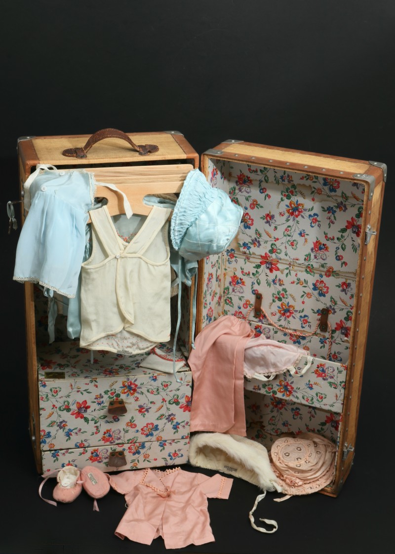 For sale: TRES RARE MALLE DE VOYAGE WARDROB LOUIS VUITTON POUR POUPEE AVEC UN ENSEMBLE DE 14 VETEMENTS DE POUPEE