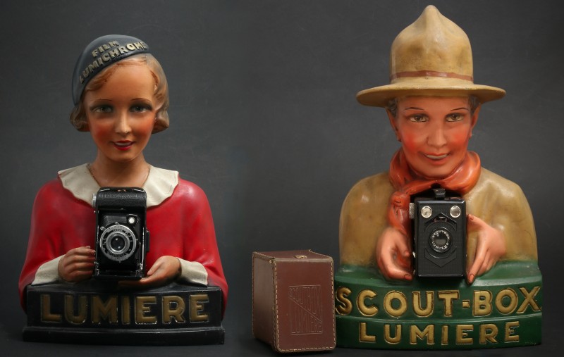 For sale: PAIRE DE PLATRES PUBLICITAIRES LADY LUMIERE LUMICHROME ET SCOUT BOX Film Lumichrome