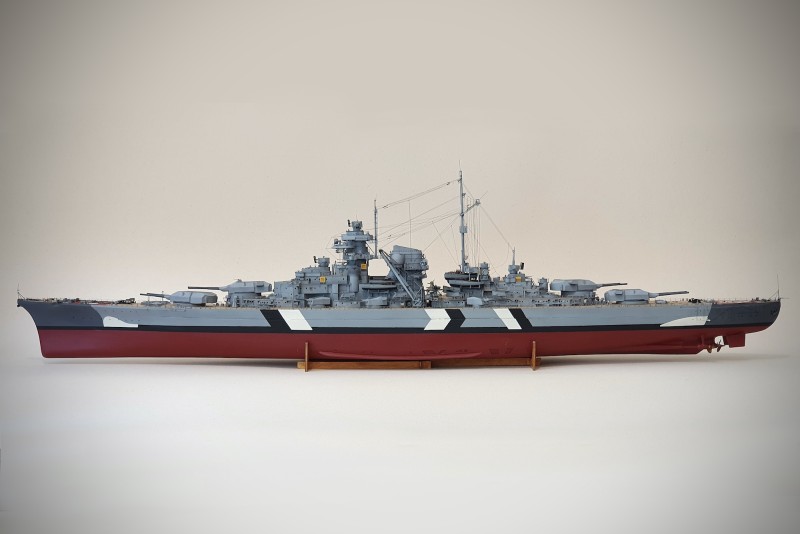 For sale: BISMARCK GRANDE MAQUETTE D'EXCEPTION DU CELÈBRE CUIRASSÉ ALLEMAND EN BOIS ET MÉTAL.