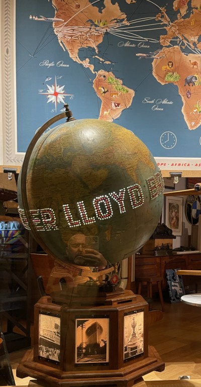 For sale: Grand Globe terrestre publicitaire crée en 1928  pour la Compagnie Maritime Norddeutscher Lloyd  