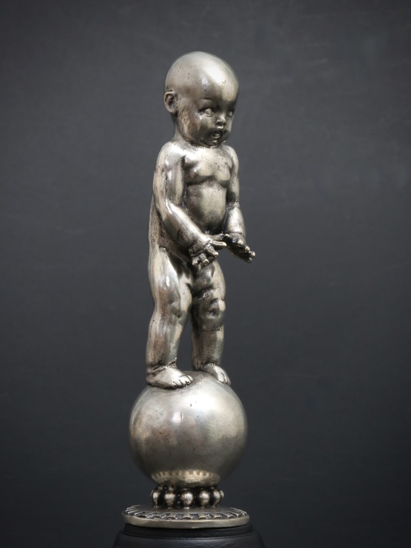 For sale: MASCOTTE BEBE A LA BOULE OU A L'EQUILIBRE BRONZE PATINE ARGENT