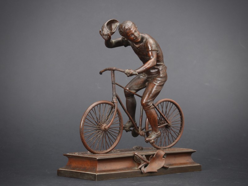 For sale: TROPHEE CYCLISTE LE SALUT DU VAINQUEUR - BRONZE PATINE BRUNE