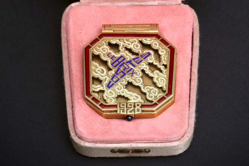 For sale: COSTES ET LE BRIX PILOTES BREGUET XI MONTRE EN OR HISTORIQUE ET COMMEMORATIVE POUR LEUR TOUR DU MONDE PARTIEL EN 1928