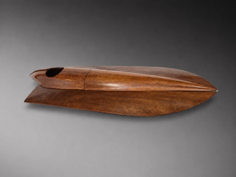 For sale: Maquette d’étude en bois du Rafale V  Hydroplane de record Hispano-Suiza V12 — 1934  Étude de soufflerie pour le canot
