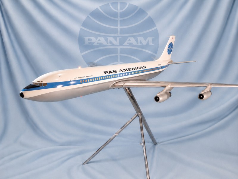 For sale: PAN AMERICAN  B 707 JET CLIPPER GRANDE MAQUETTE AGENCE LUMINEUSE AVEC SA CAISSE ORIGINAL EN BOIS DE TRANSPORT