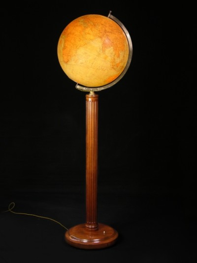 For sale: GLOBE TERRESTRE D AGENCE  EN VERRE  SUR PIETEMENT ACAJOU HAUTEUR D HOMME